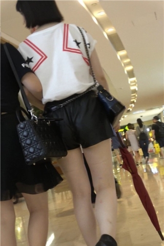 4K-白衬衫黑裤街拍白皙美腿性感少妇 [815 MB]（视频版）