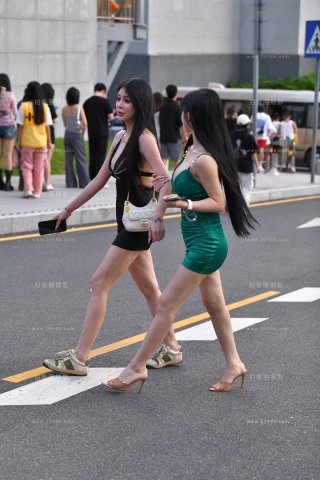 两位性感的吊带包臀裙美女