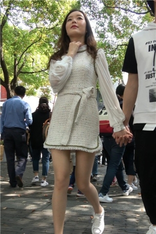 4k-白色短裙美腿街拍美女小姐姐 [1.38 GB]（视频版）