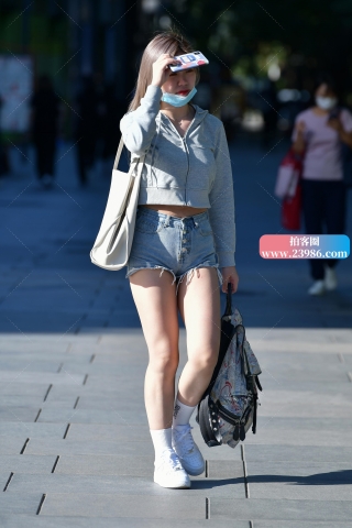 ★阳光下金发热裤美女