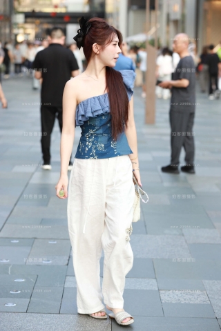 街拍白裤美眉