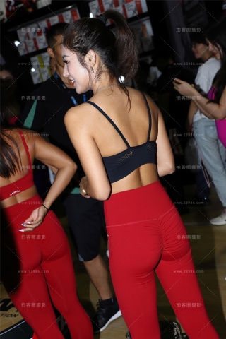 马尾辫红色紧身裤美女