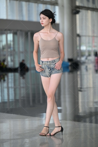 吊带背心，热裤长腿美眉