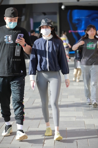 街拍紧身裤小妞