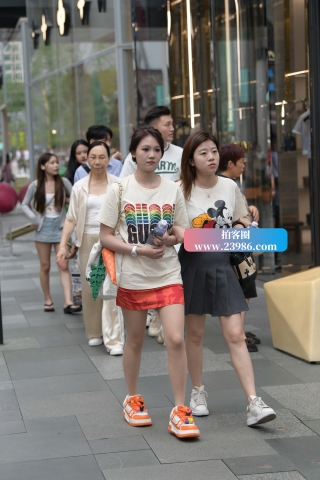 街拍穿R丝的女孩跟闺蜜