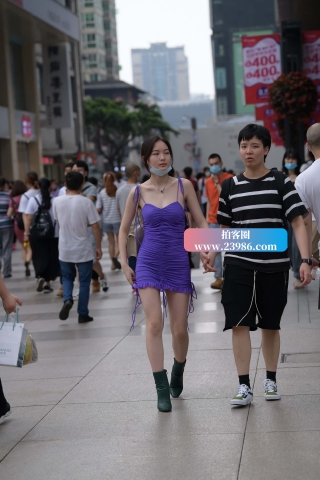街拍紫色吊带裙美眉