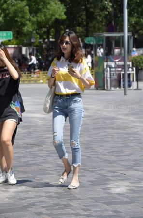 街拍破洞牛仔气质姐姐