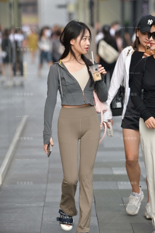 街拍甜美小清新的长裤妹纸