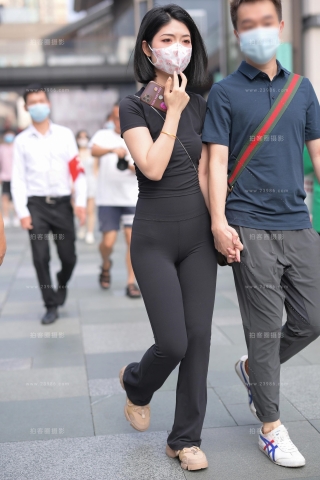 黑色紧身裤美女