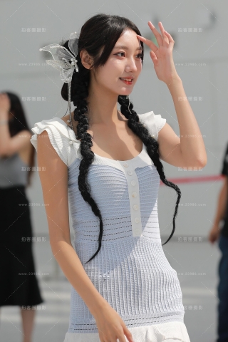 【玻璃街拍】长腿短裙小妹