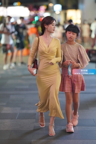 夜拍黄色长裙辣妈