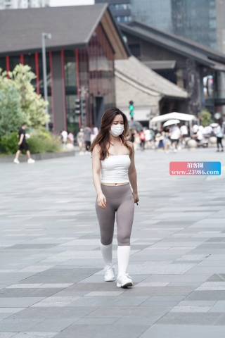 灰色紧身瑜伽裤美女