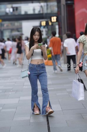 街拍喇叭牛仔裤小姐姐