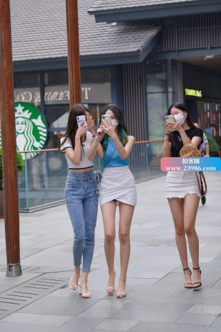 街拍高挑的长腿三姐妹