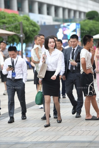 干练的白衬衫短发美女