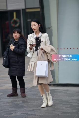 街拍白短靴丝袜美女