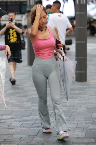 灰色紧身瑜伽裤