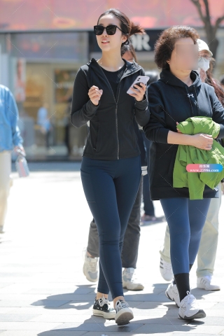 【玻璃街拍】蓝色瑜伽裤美女