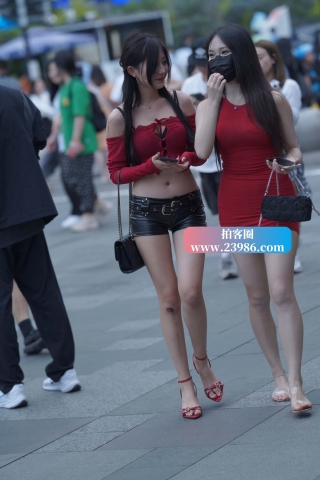 另一个摄影师版本的性感美女姐妹