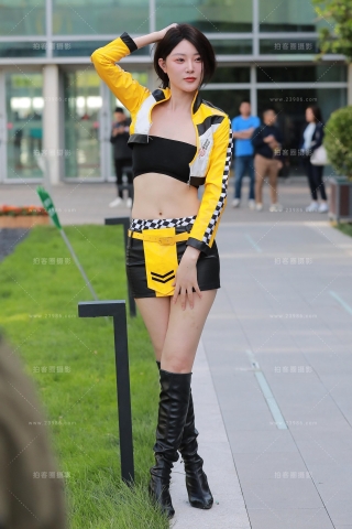 黑皮包臀裙美女