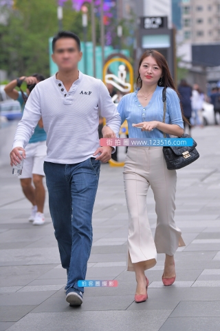 【街拍之魂赛帖】米色紧身裤少妇