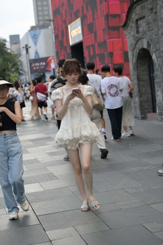 街拍打扮精致的白裙小仙女