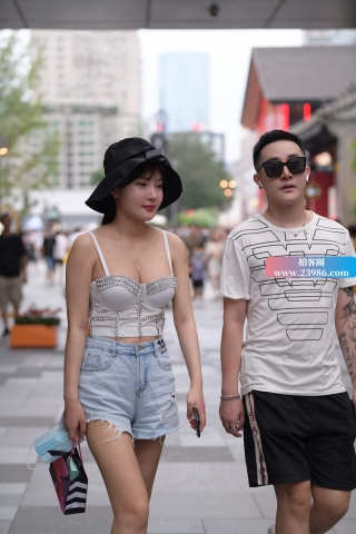 很丰满的低胸装小姐姐