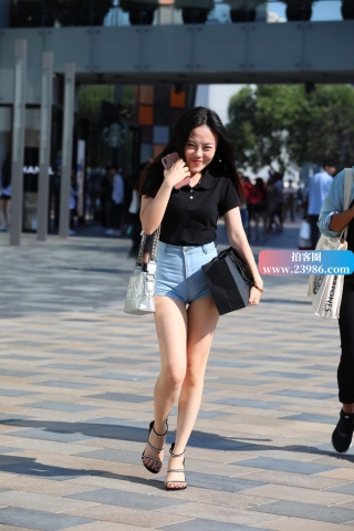 街拍高燕紧身热裤美眉