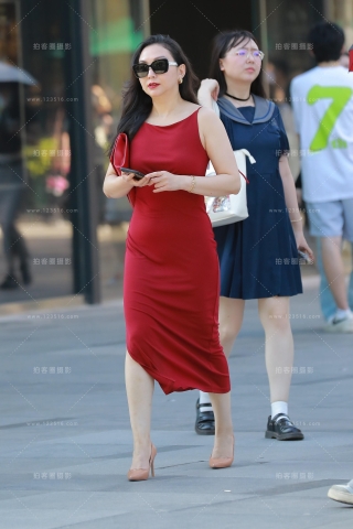 【玻璃街拍】红裙