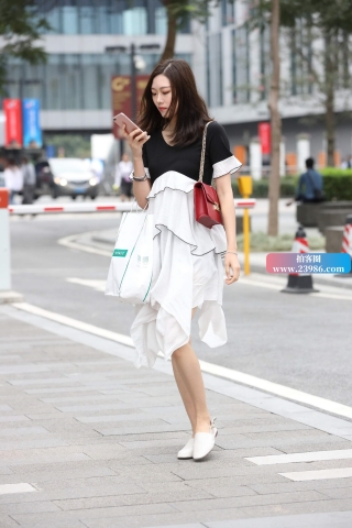 漂亮的白裙女孩