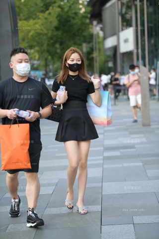 白皙气质黑色裙小姐姐