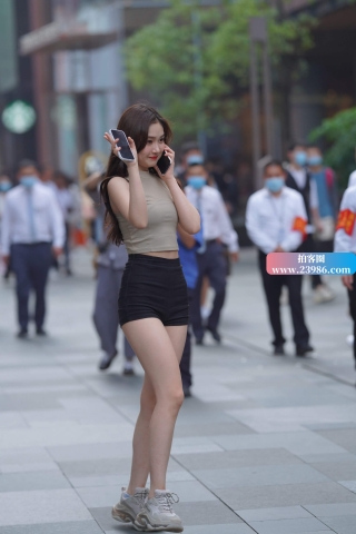 街拍好身材黑色短牛小姐姐