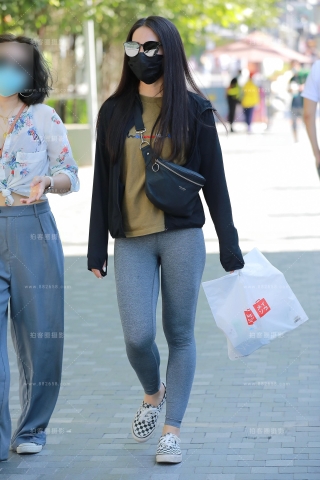 灰色瑜伽裤小妹