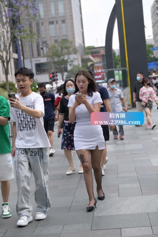 街拍白短裙网袜女孩儿