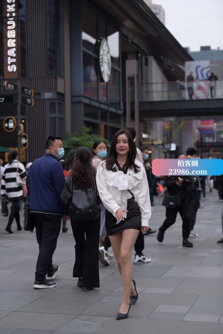 街拍皮裙美女