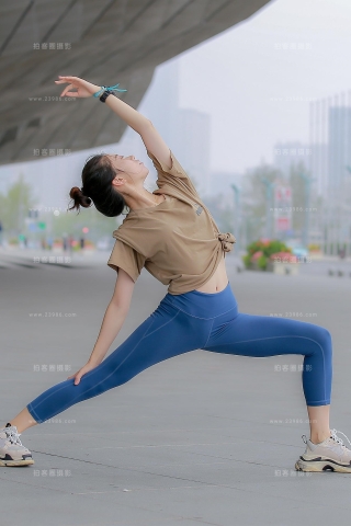 紧身裤瑜伽学员