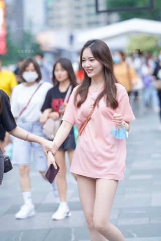 偶遇甜美的粉色T恤小仙女