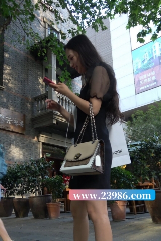 4K - 性感黑色连衣裙长腿街拍高跟街拍美女 [1.00 GB/MP4]（视频版）