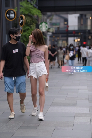 街拍白短热裤美眉