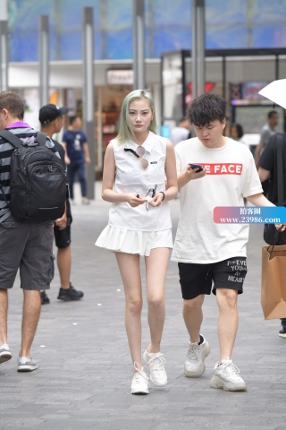 街拍染发的白色短裙妹子
