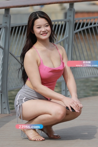 灰色性感热裤美女