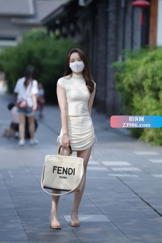 街拍气质短裙美女