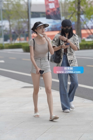 街拍苗条长腿小姐姐