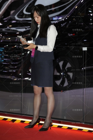 黑丝高跟制服的汽车销售顾问