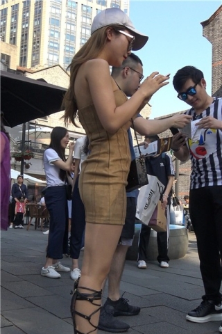 4k-魔镜鸭舌帽米色包臀裙罗马鞋街拍美女 [1.36 GB]（视频版）