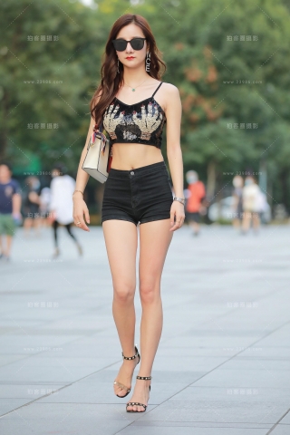 【玻璃街拍】长腿热裤美女