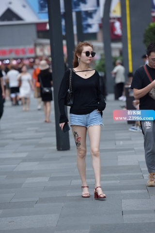 街拍气质热裤靓女