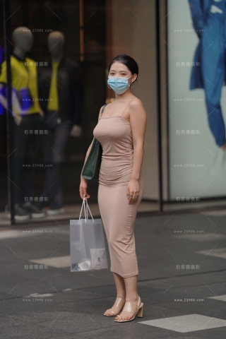 街拍米色长裙大美女