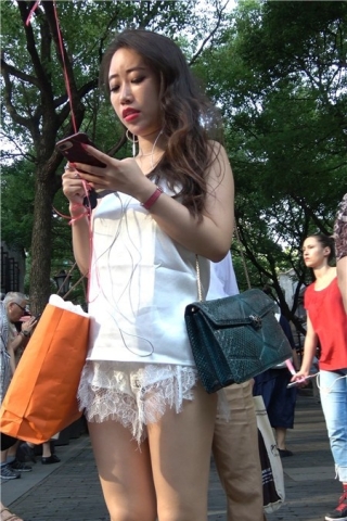 4K白衣短裤街拍美腿性感美女 [1.38 GB]（视频版）