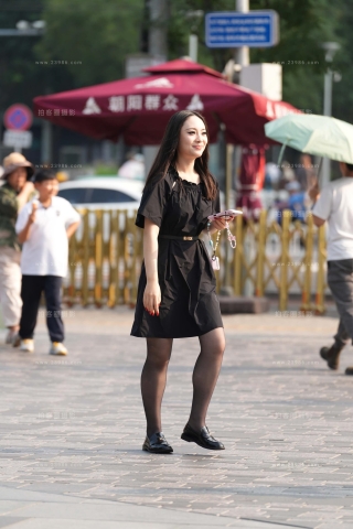 街拍黑丝黑裙美眉